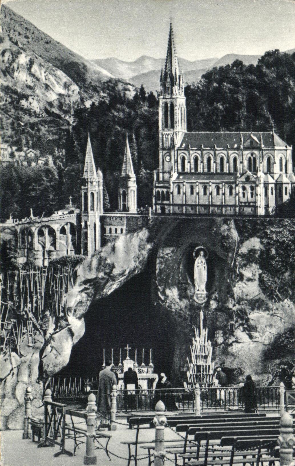 Lourdes — La Grotte et la Basilique — Édition P. Doucet, Lourdes, n°23