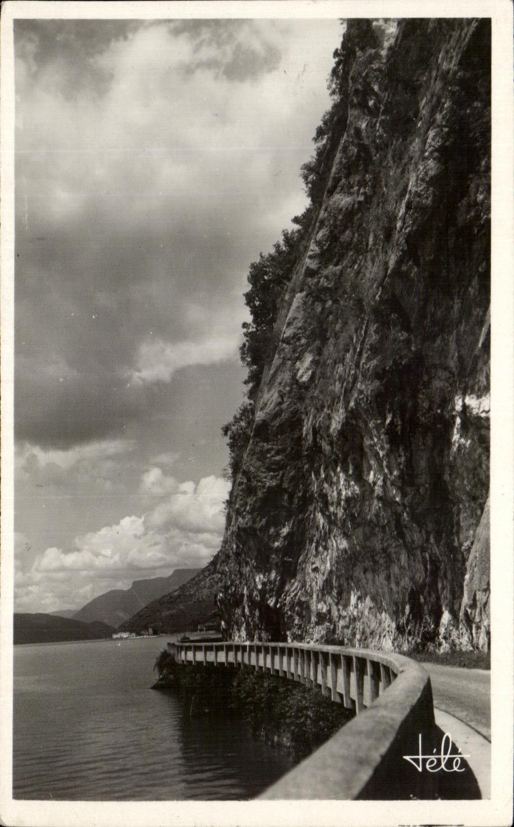 Vue du lac d'Annecy — Rocher de la Corniche — éditeur Héle