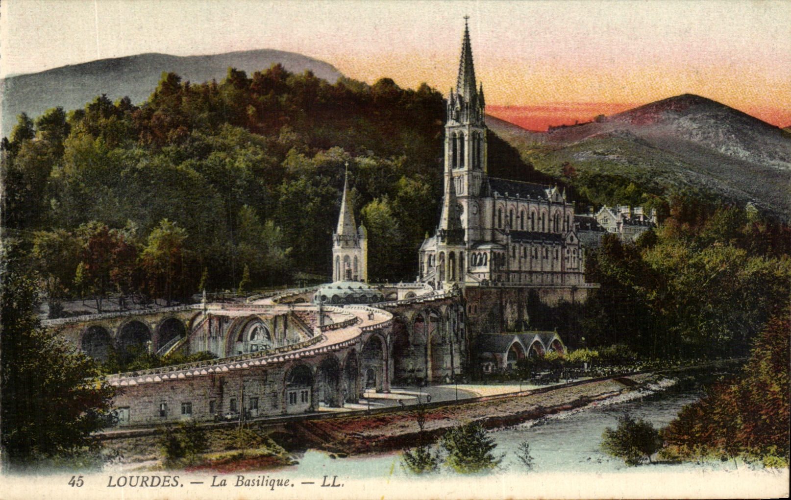 CPA Lourdes La Basilique
