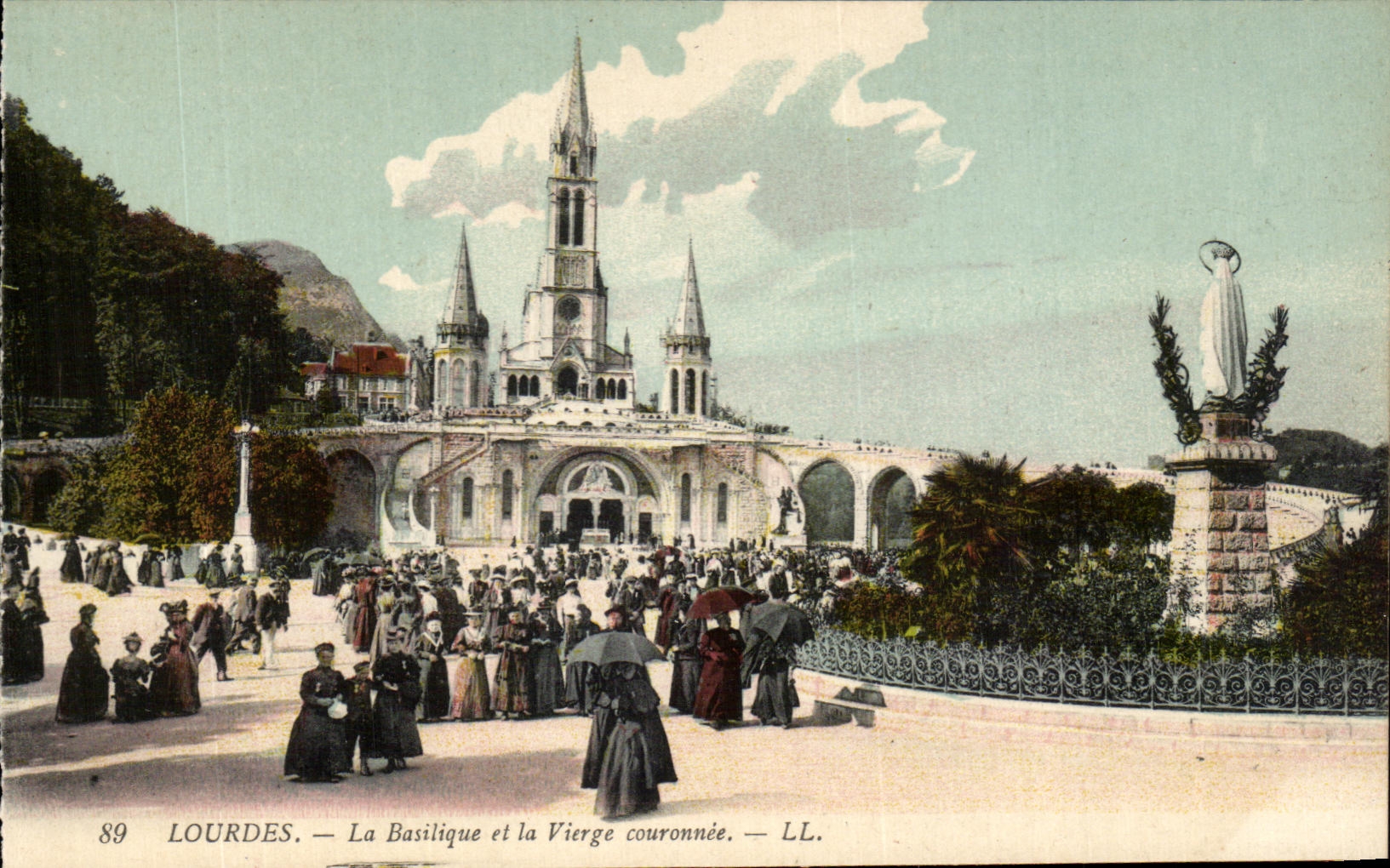 CPA Lourdes La Basilique et la Vierge Couronnee