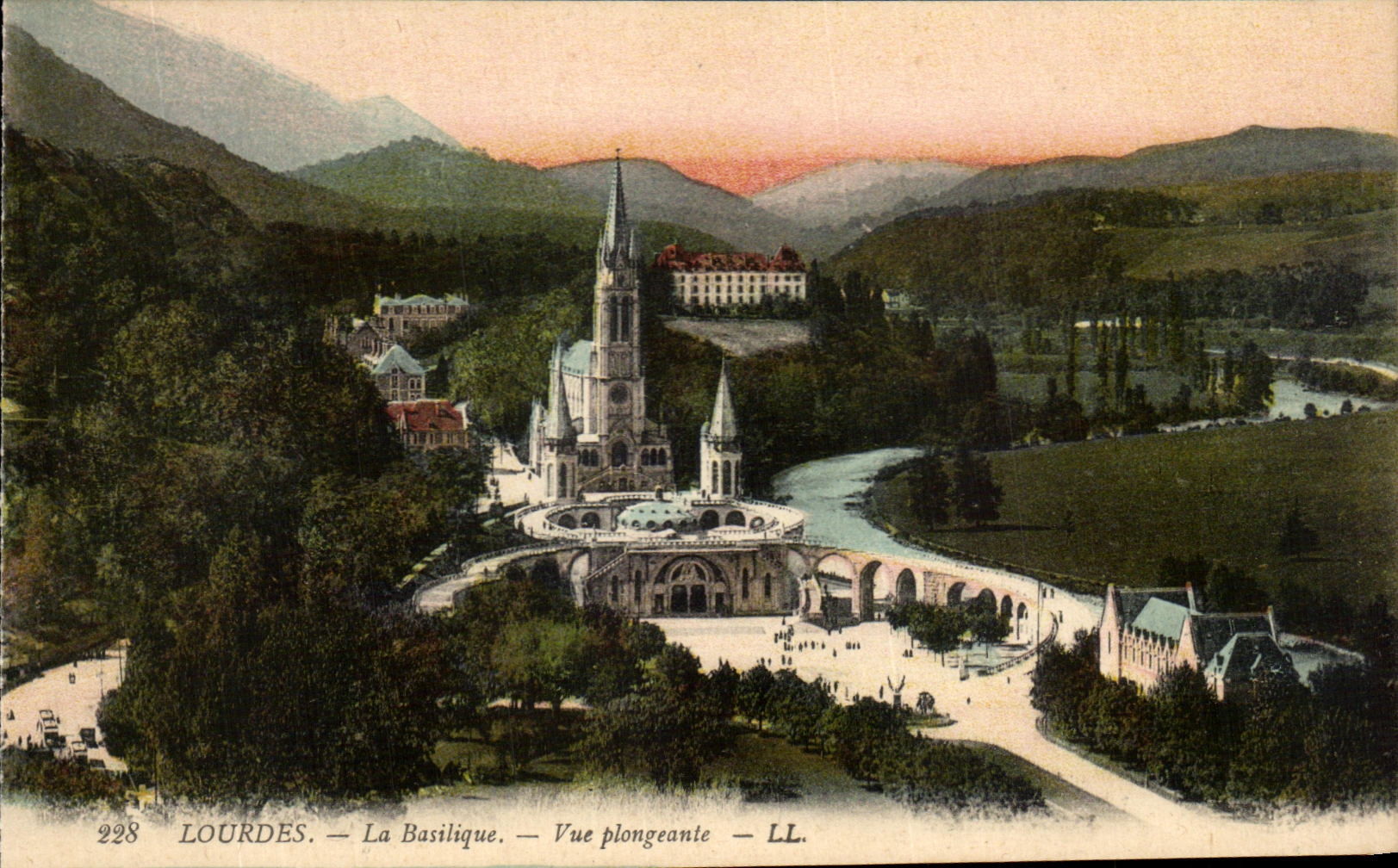 CPA Lourdes La Basilique Vue plongeante
