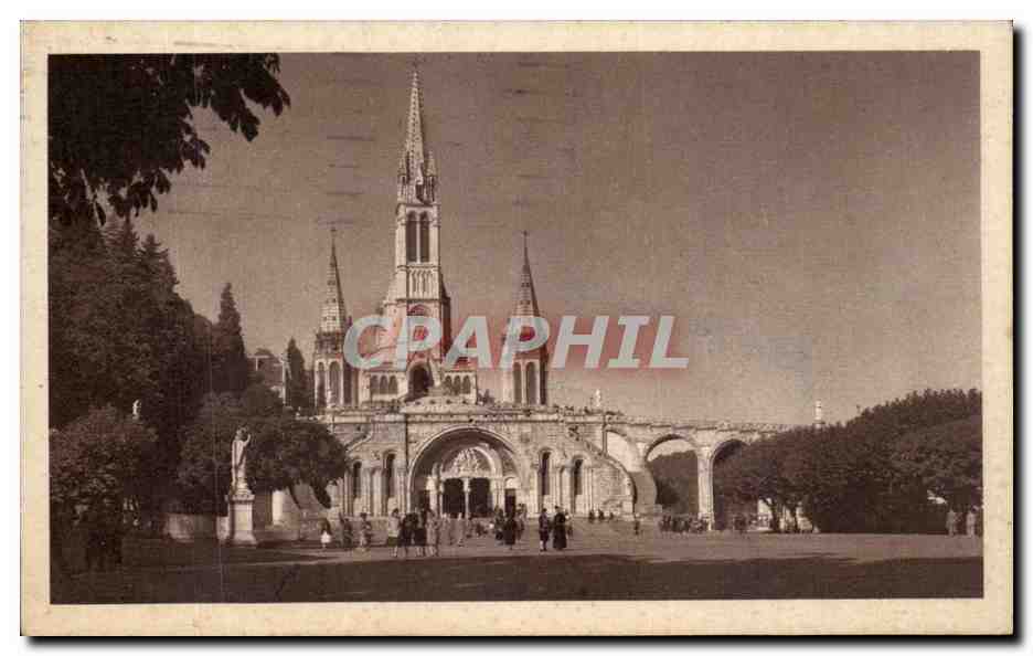 CPA Lourdes La Basilique et le Parvis 