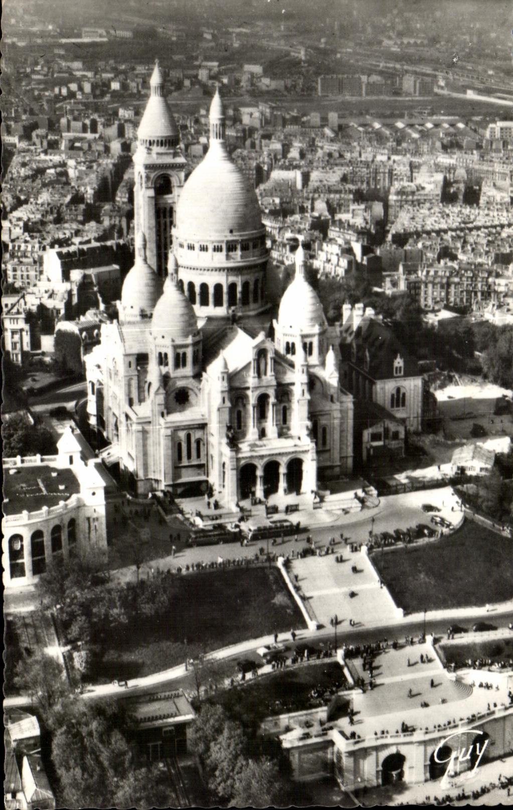 CPA En Avion sur Paris La Basilique du Sacre Coeur de Montmartre