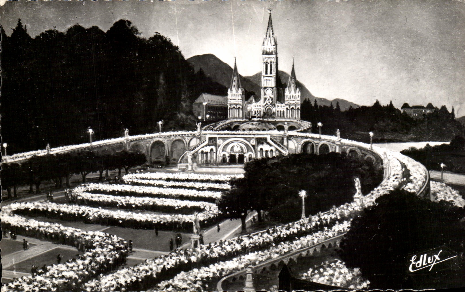 Lourdes — La Basilique illuminée et la Procession aux Flambeaux — Edlex