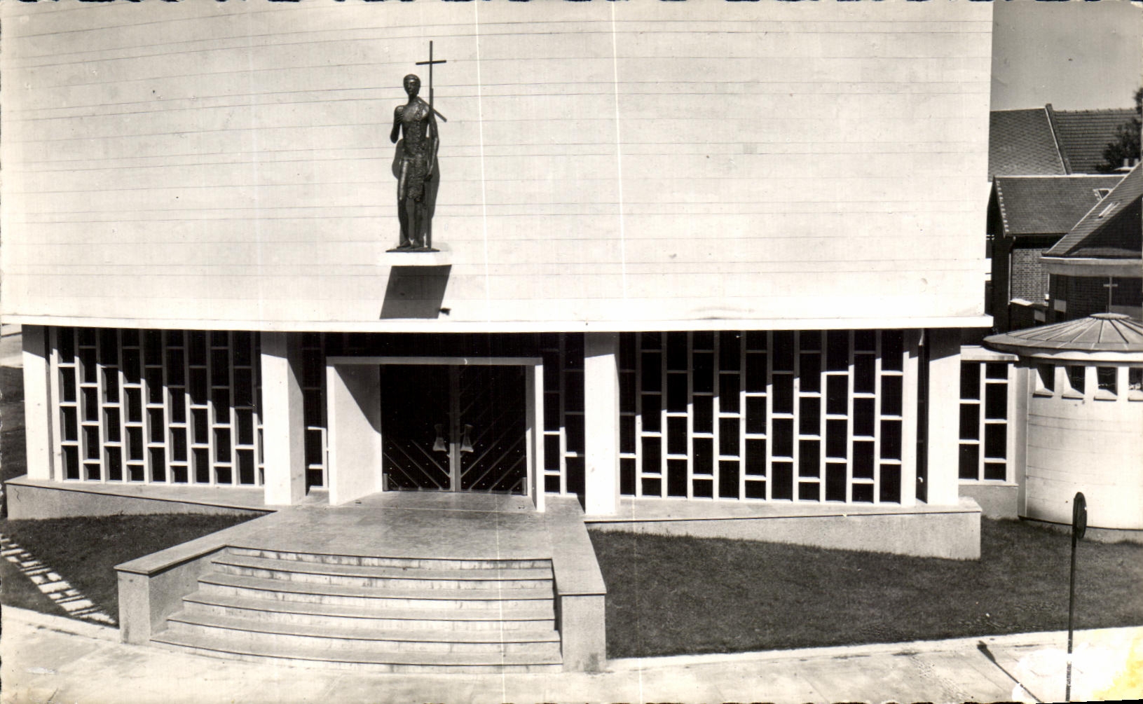 Église Saint-Jean-Baptiste — Breteuil (Oise) — entrée principale et baptistère