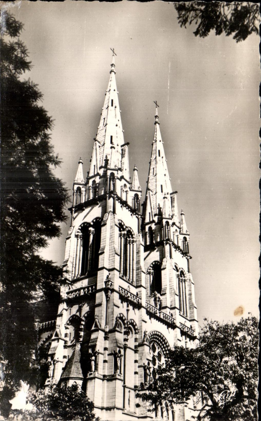 Moulins — Les flèches de la Cathédrale — Réal-Photo