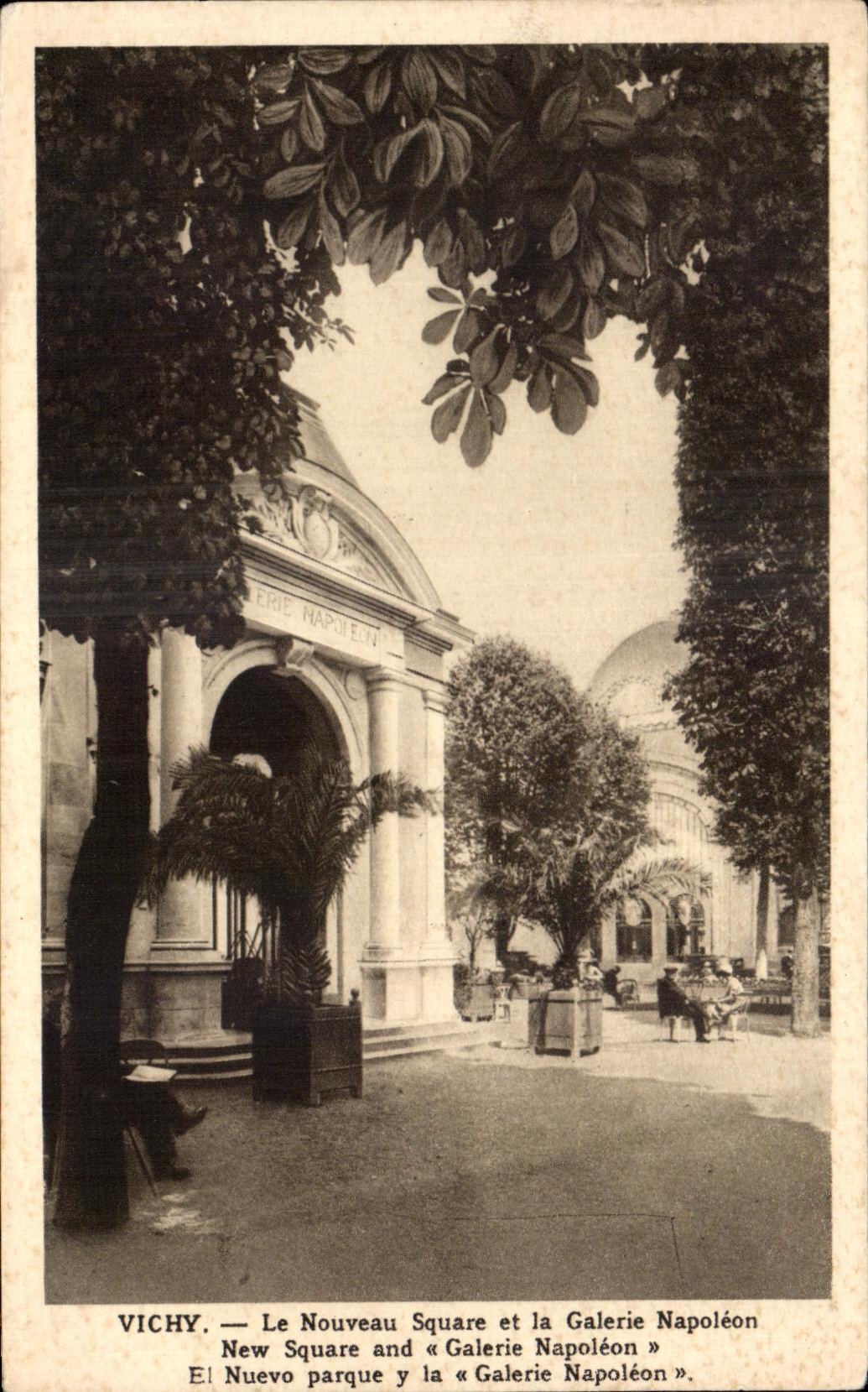 CPA Vichy Le Nouveau Square Et La Galerie Napoleon 