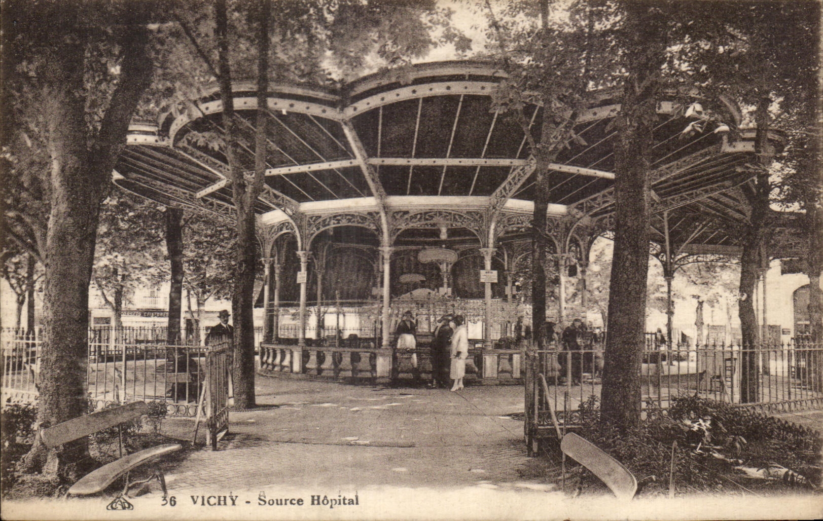 Vichy - Source Hôpital — kiosque métallique sous arbres — éditeur O'CAIX PHOTOGRAPHIE, n°36