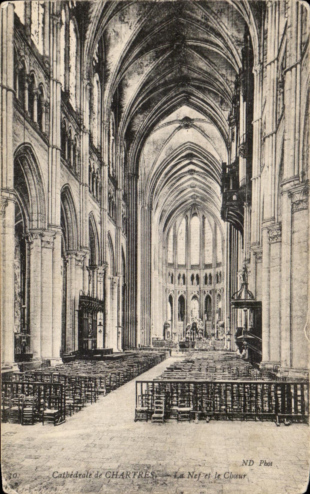 CPA Cathedrale De chartres La Nef Et La Cbour