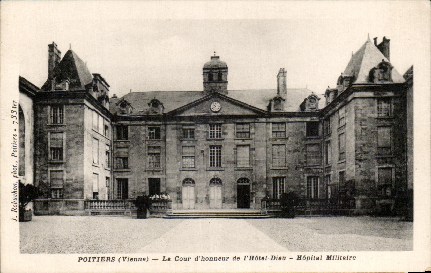 Poitiers (Vienne) — La Cour d'honneur de l'Hôtel-Dieu - Hôpital Militaire — J. Robuchon, phot. Poitiers - 733ter