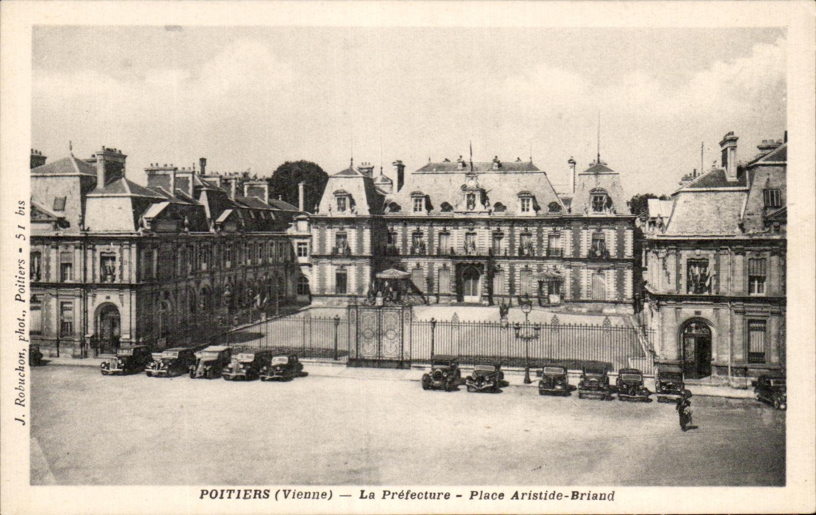 Poitiers (Vienne) — La Préfecture — Place Aristide-Briand — J. Robuchon, Poitiers, 51 bis