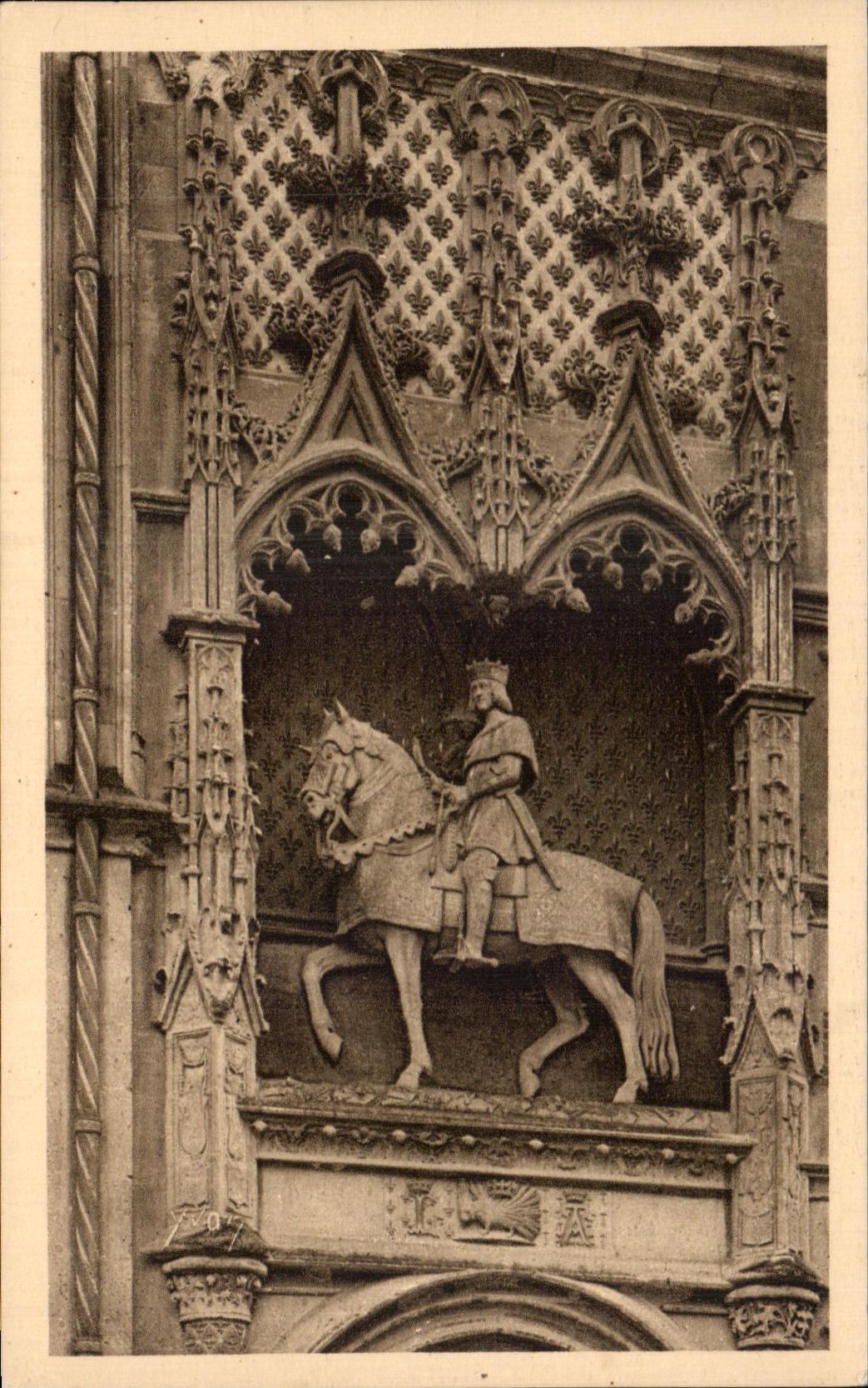 CPA La Douce France Chateaux De La Loire Chateau De Blois Statue equestre de Louis XII