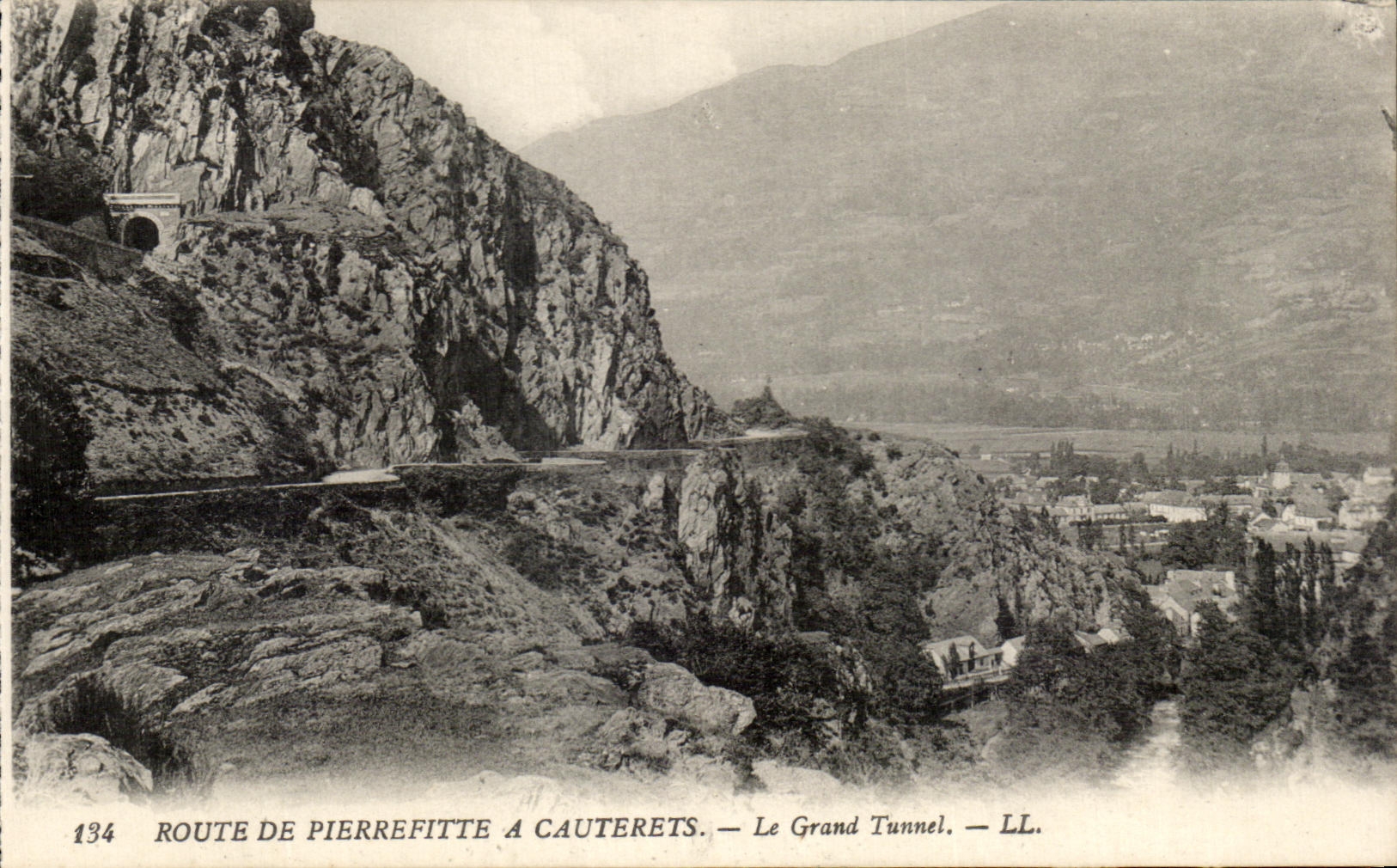 CPA Cauterets Route De Pierrefitte a Le Grand Tunnel