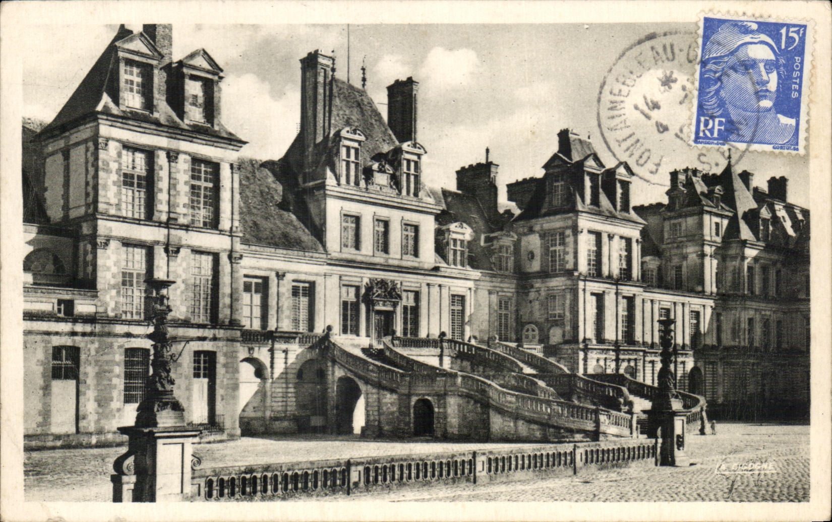 Fontainebleau — Das Schloss, Cour des Adieux, Pferdestiege — Éditions La Cigogne