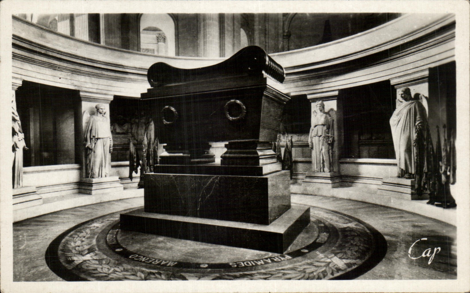 CPA Paris Les Invalides Le Tombeau De Napoleon 1er