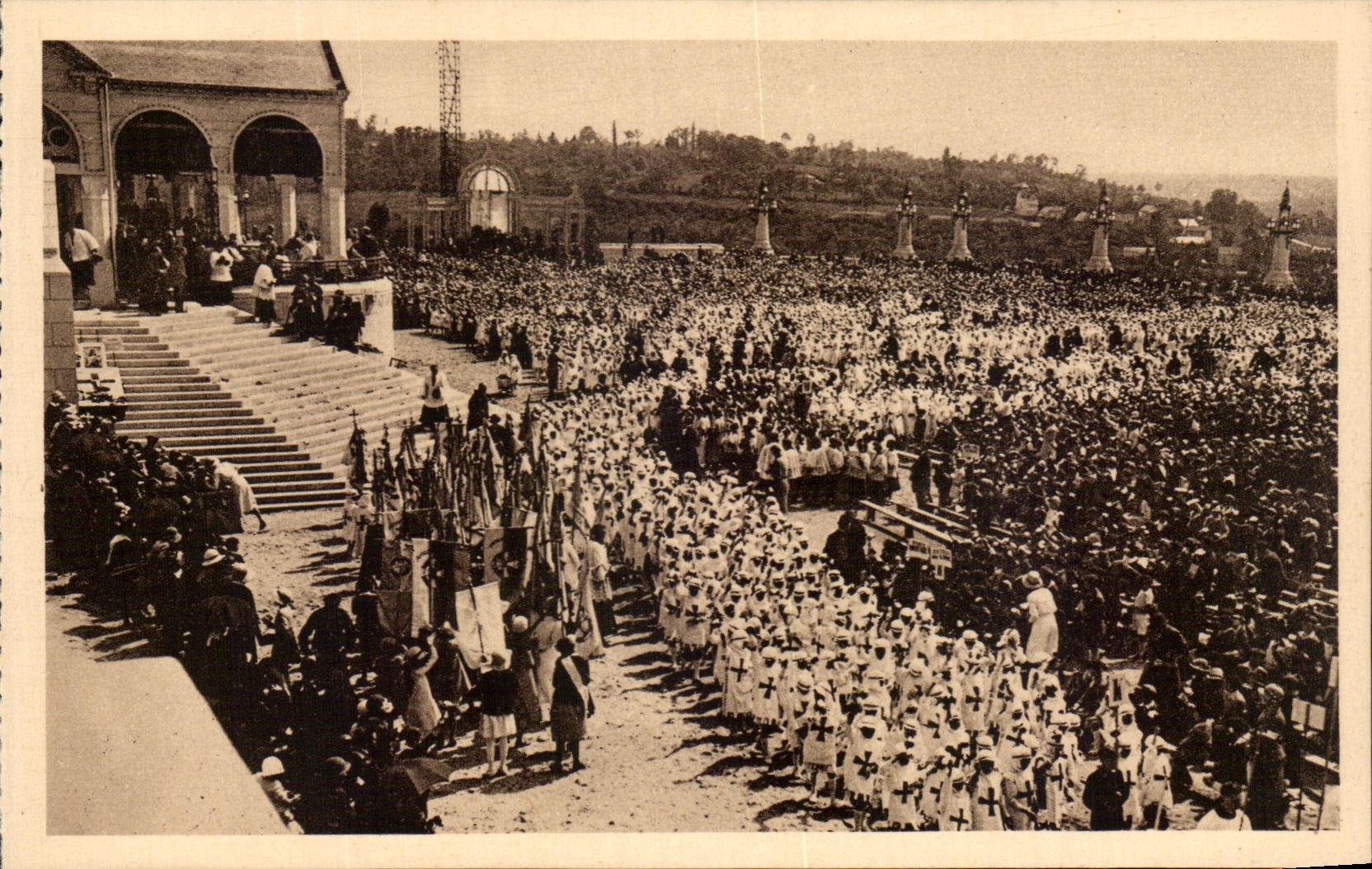 La Basilique de Lisiéux — Une cérémonie sur le Parvis — Édition C.B.S.T., Lisiéux