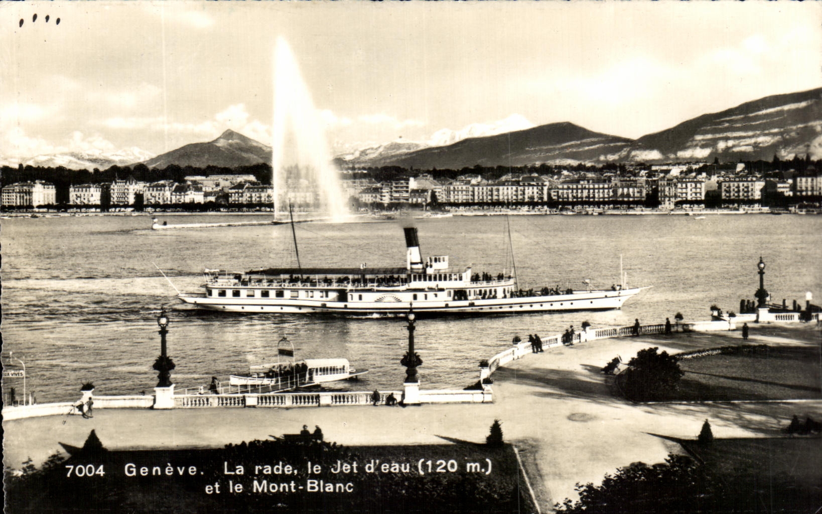 CPA Geneve La rade le Jet d'eau et le Mont Blanc Bateau