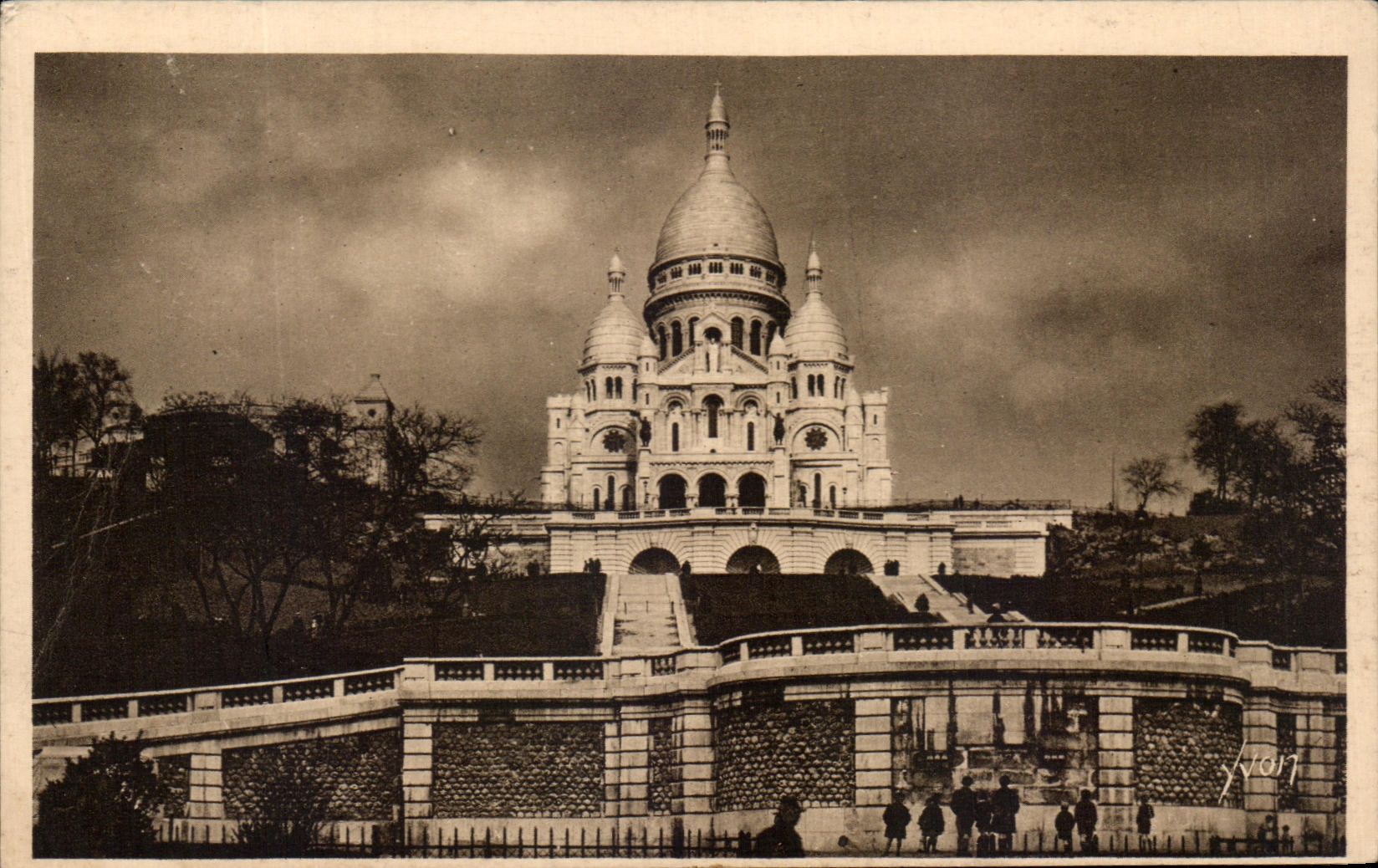 CPA Paris En Fnanant La Basilique du Sacre Coeur vue de la Rue de Steinkerque