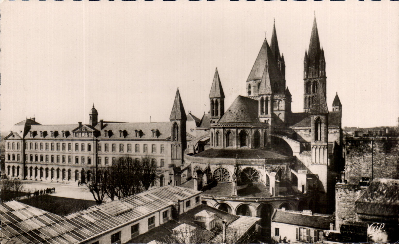 CPA Caen Eglise St Etienne Cote de l'Abside et le Lycee