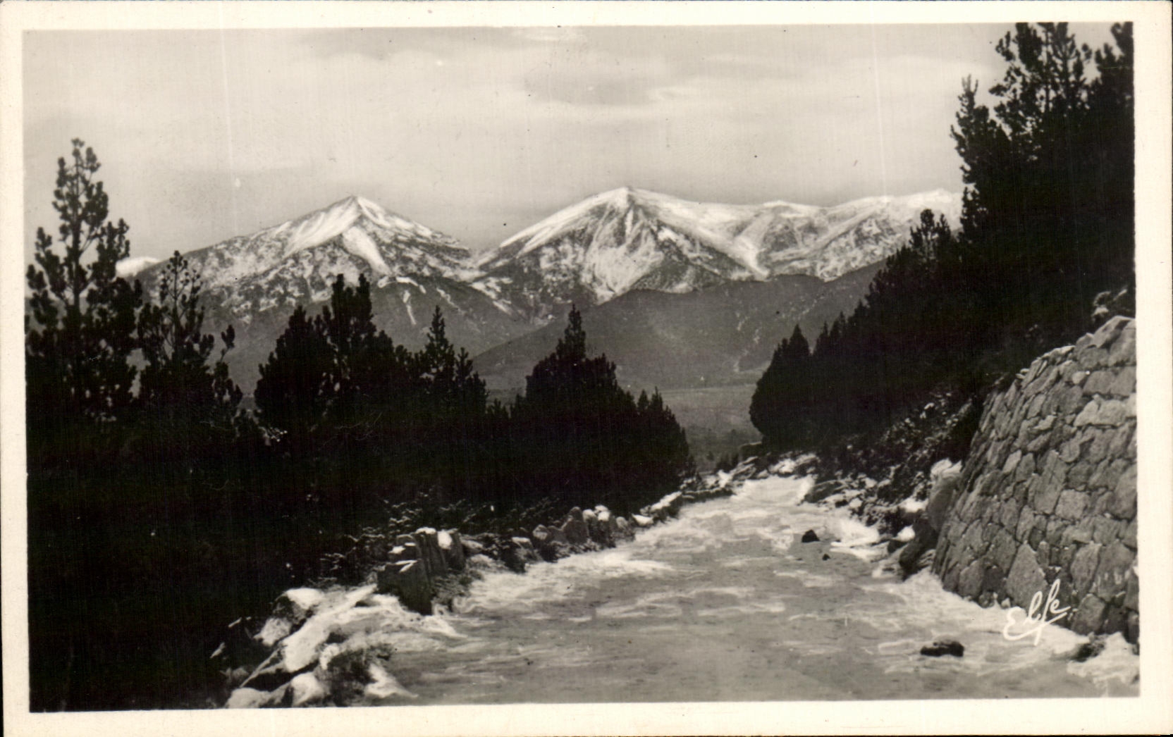 CPA Mont Louis Le Carlitte vu de la route de Font Romeu en Hiver 