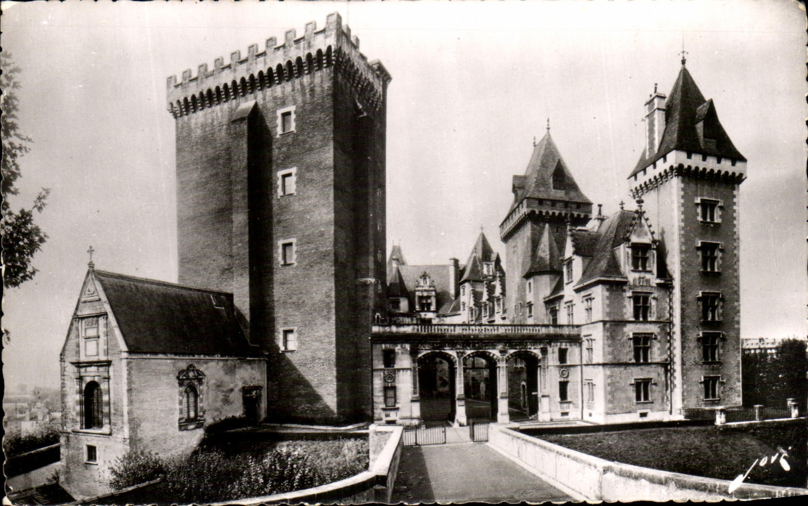 Le Château — Façade principale — Ed. JOVE, Pau (B.P.)