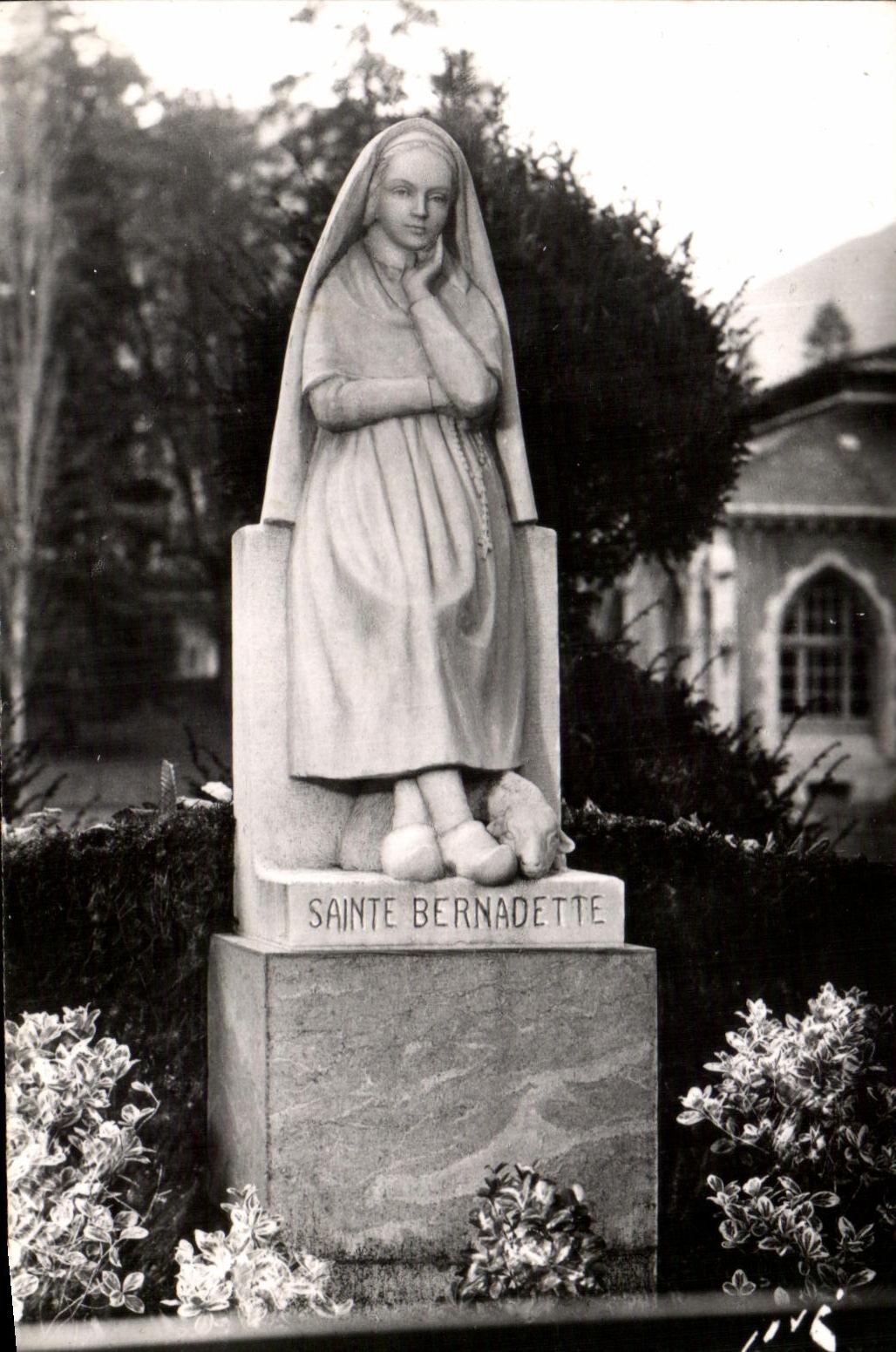 Sainte Bernadette — statue dans l'Esplanade de la Basilique — édit. JOVÉ, Pau