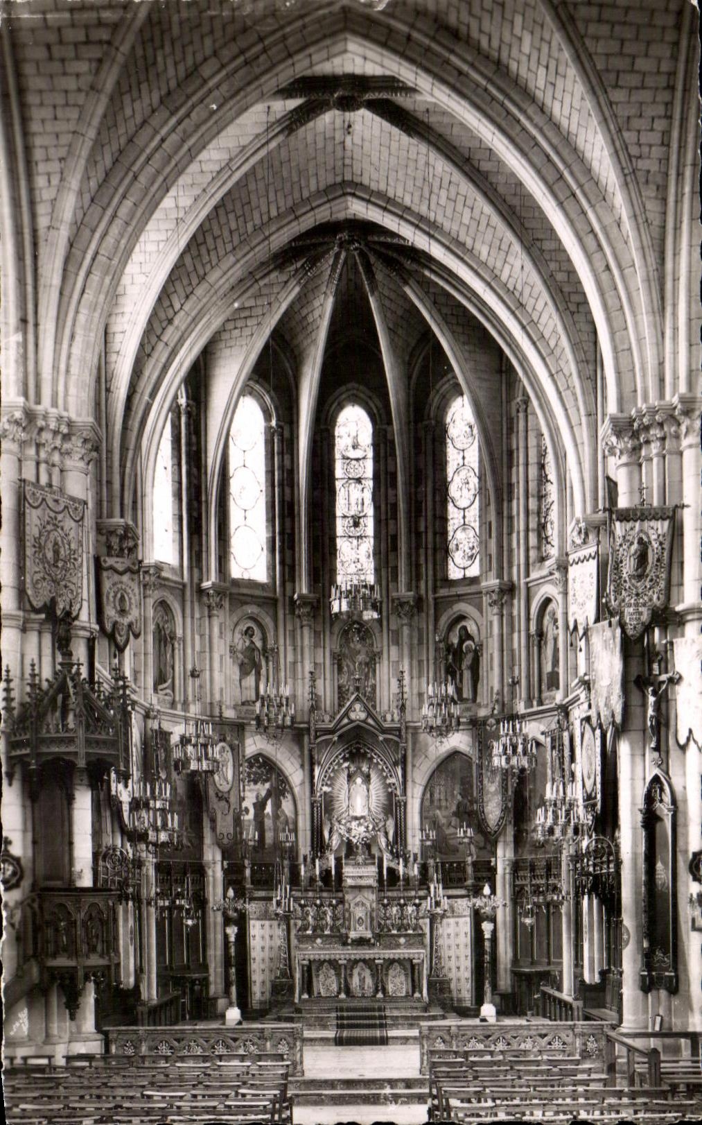 CPA Pelerinage de Nd du Chene Interieur de la Basilique