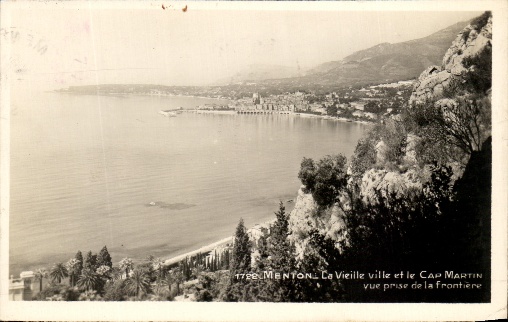 CPA Menton La Vieille Ville et le Cap Martin Vue Prise de la Frontiere