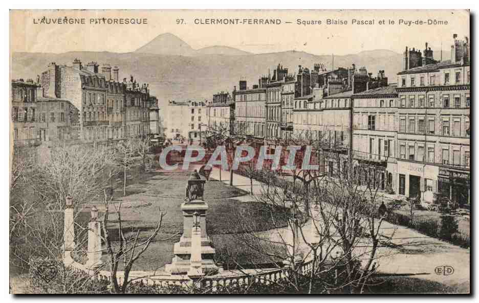 CPA L'Auvergne Pittoresque Clermont Ferrand Square Blaise Pascal et le puy de Dome