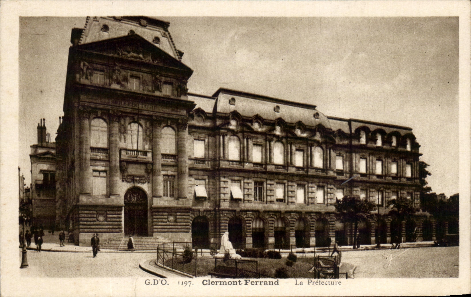 CPA Clermont Ferrand Le Prefecture