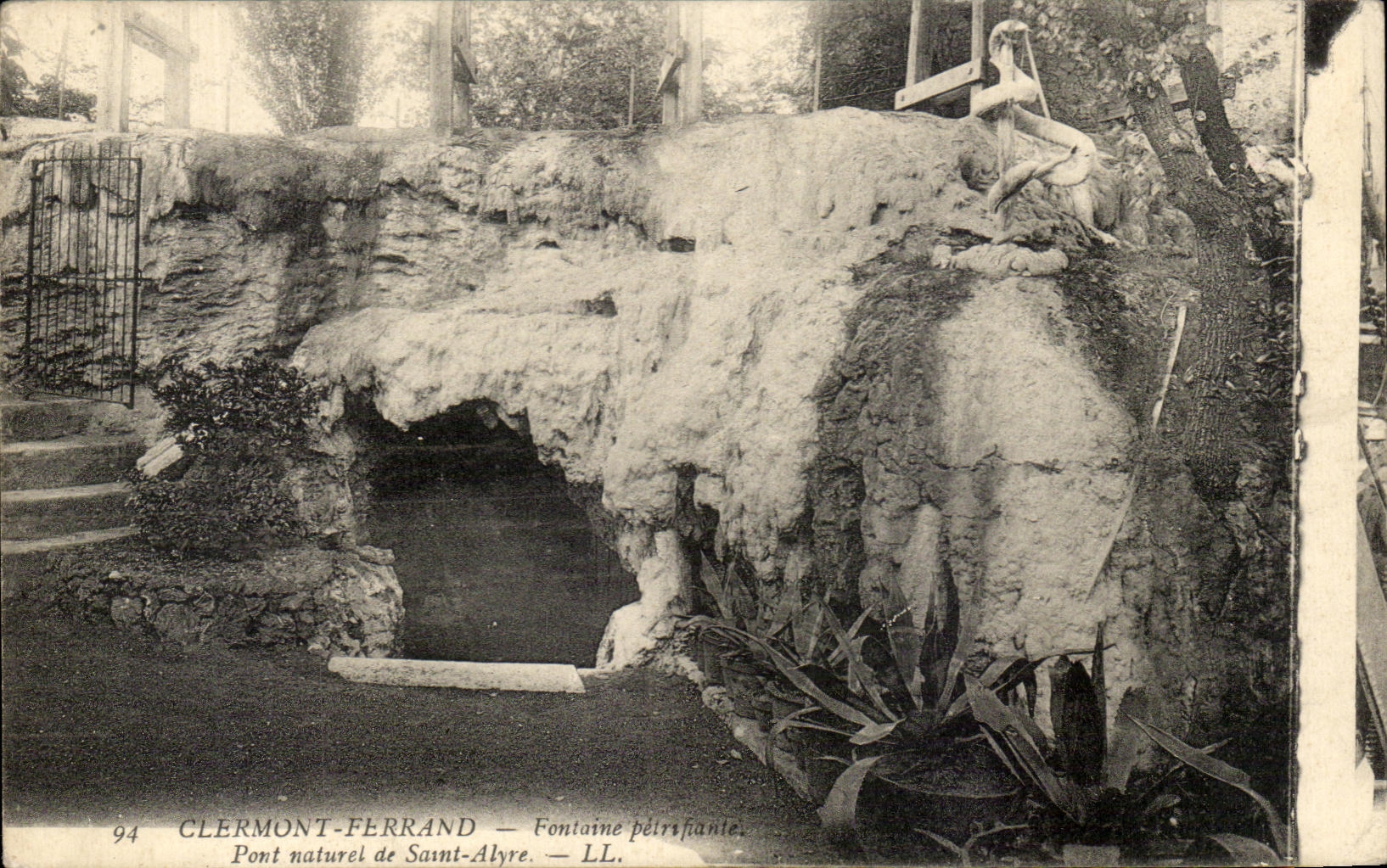 Clermont-Ferrand — Fontaine pétrifianie — Pont naturel de Saint-Alyre — LL