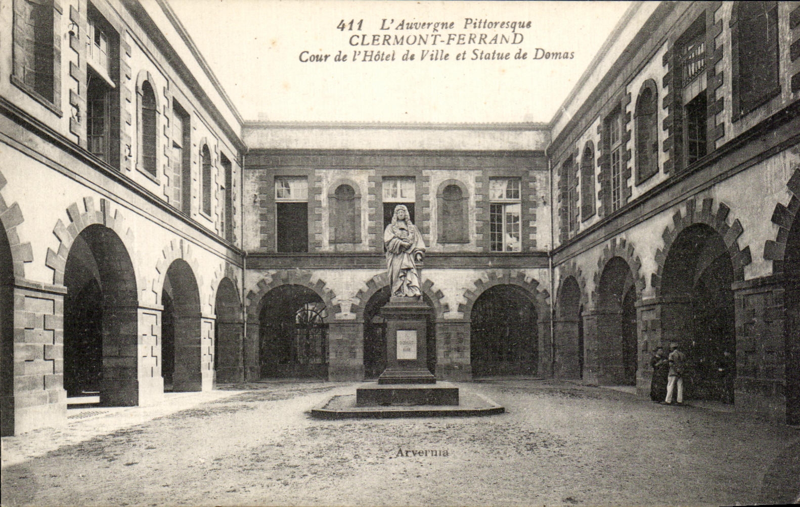 Clermont-Ferrand — Cour de l'Hôtel de Ville et Statue de Domas — Arvernia, n°411