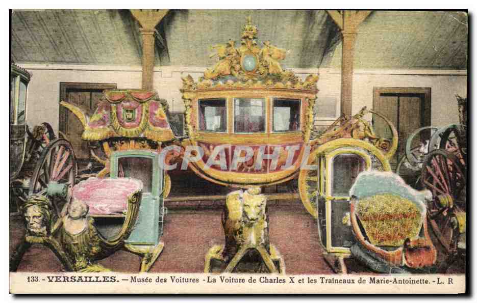 CPA Versailles Musee des voitures La voiture de Charles X et les traineaux de Marie Antoinette