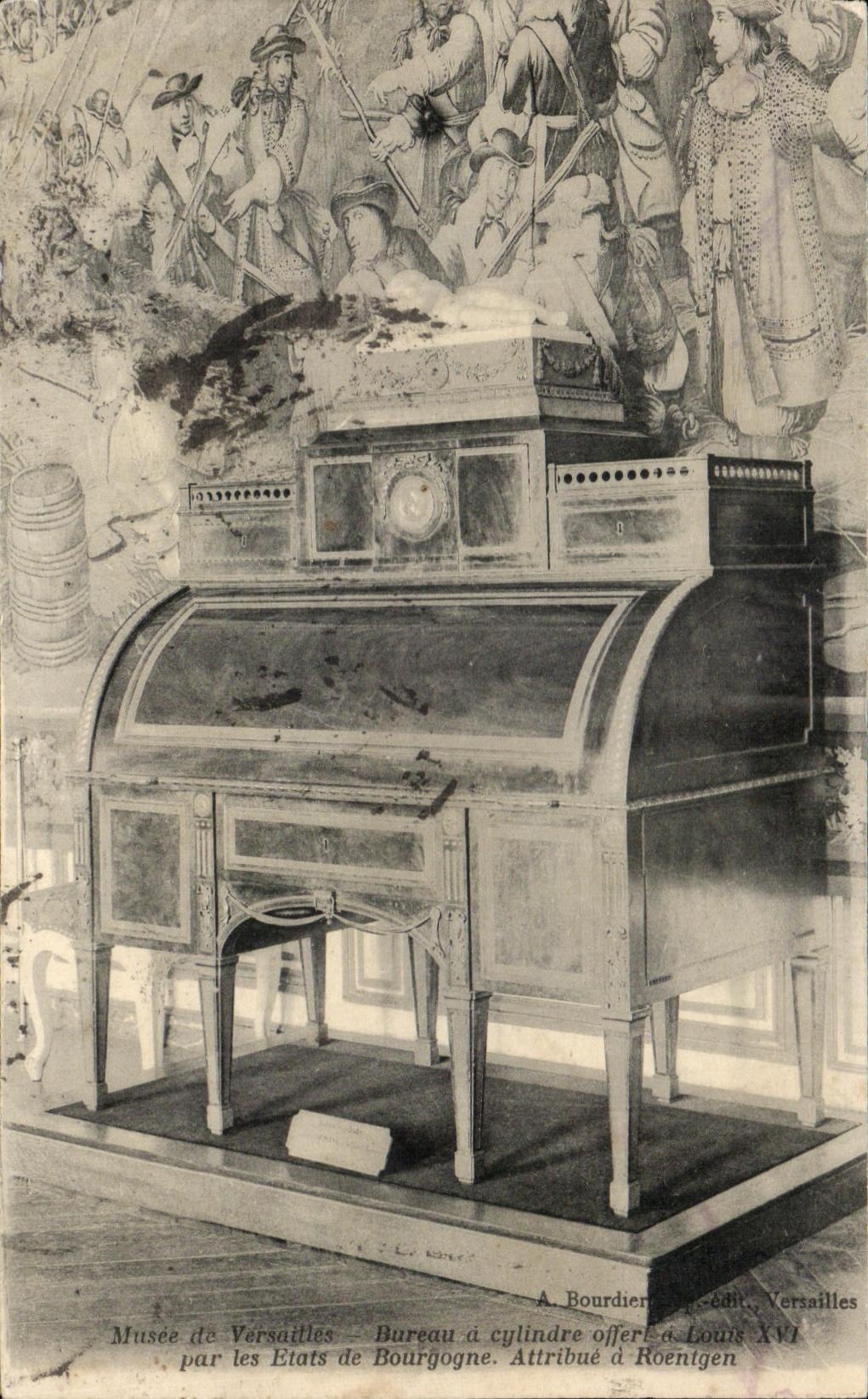 CPA Versailles Musee Bureau a cylindre offert a Louis XVI par les Etats de Bourgogne Roentgen 