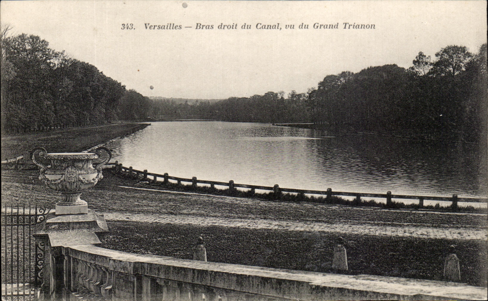 CPA Versailles Bras droit du Canal Vu du Grand Trianon