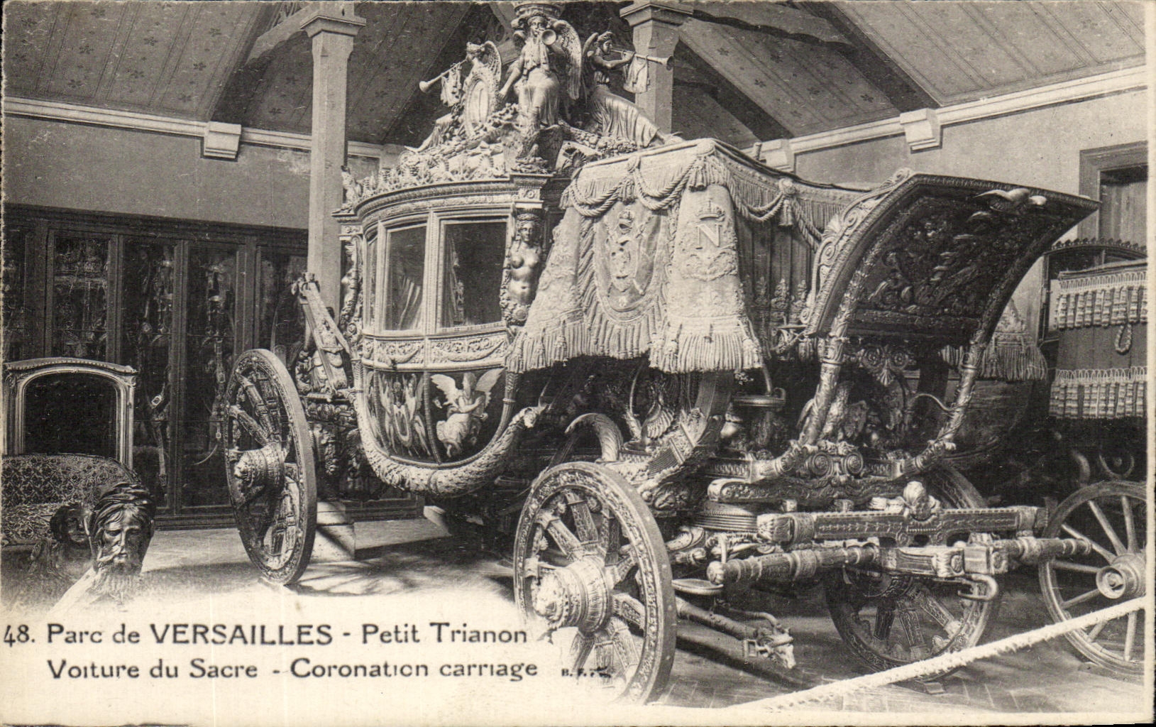 CPA Parc de Versailles Petit Trianon Voiture du Sacre 