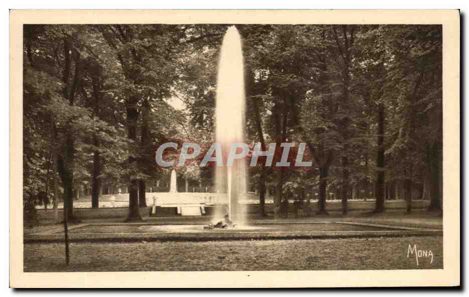 Fountains and jets of water — Grand Trianon Park — Mona, Paris