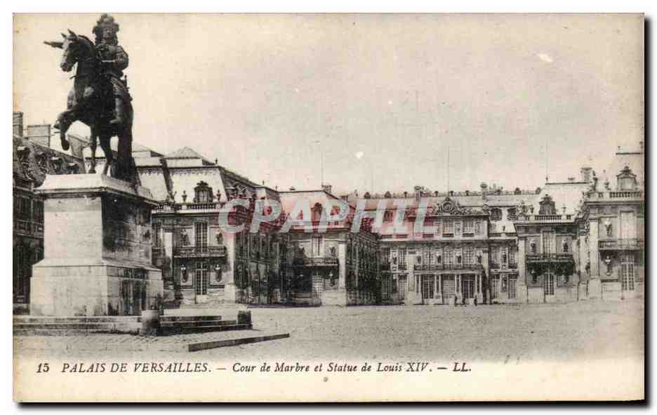 CPA Palais De Versailles Cour de Marbre et Statue du Louis XIV