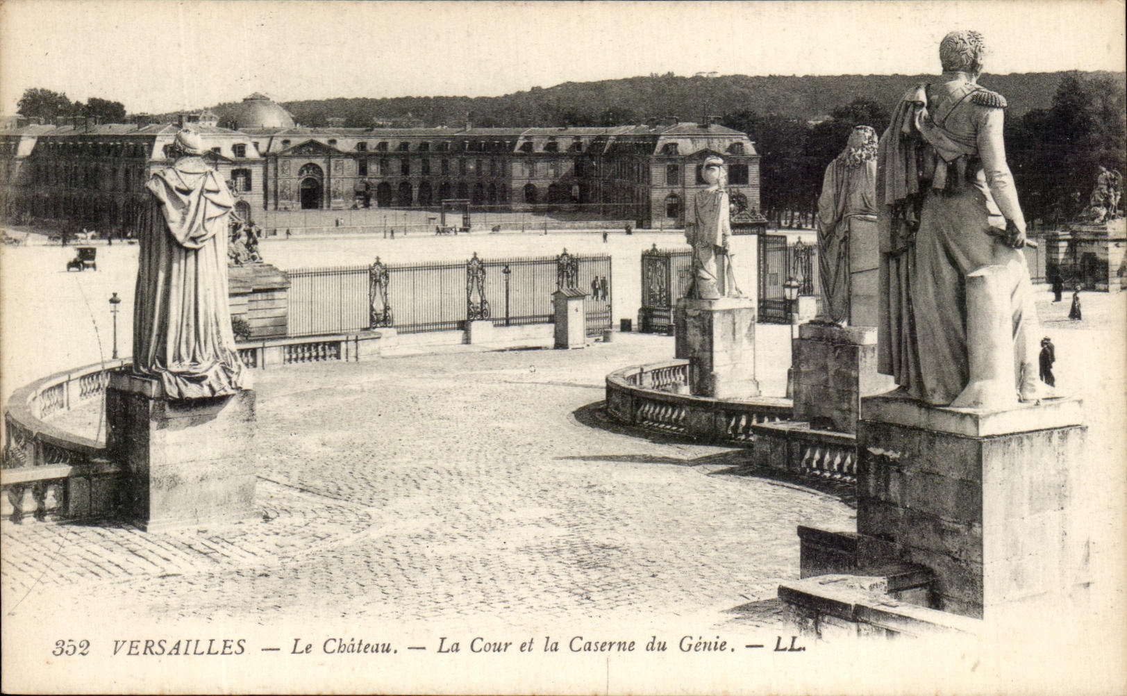 CPA Versailles Le Cbateau La Cour et la Caserne du Genie