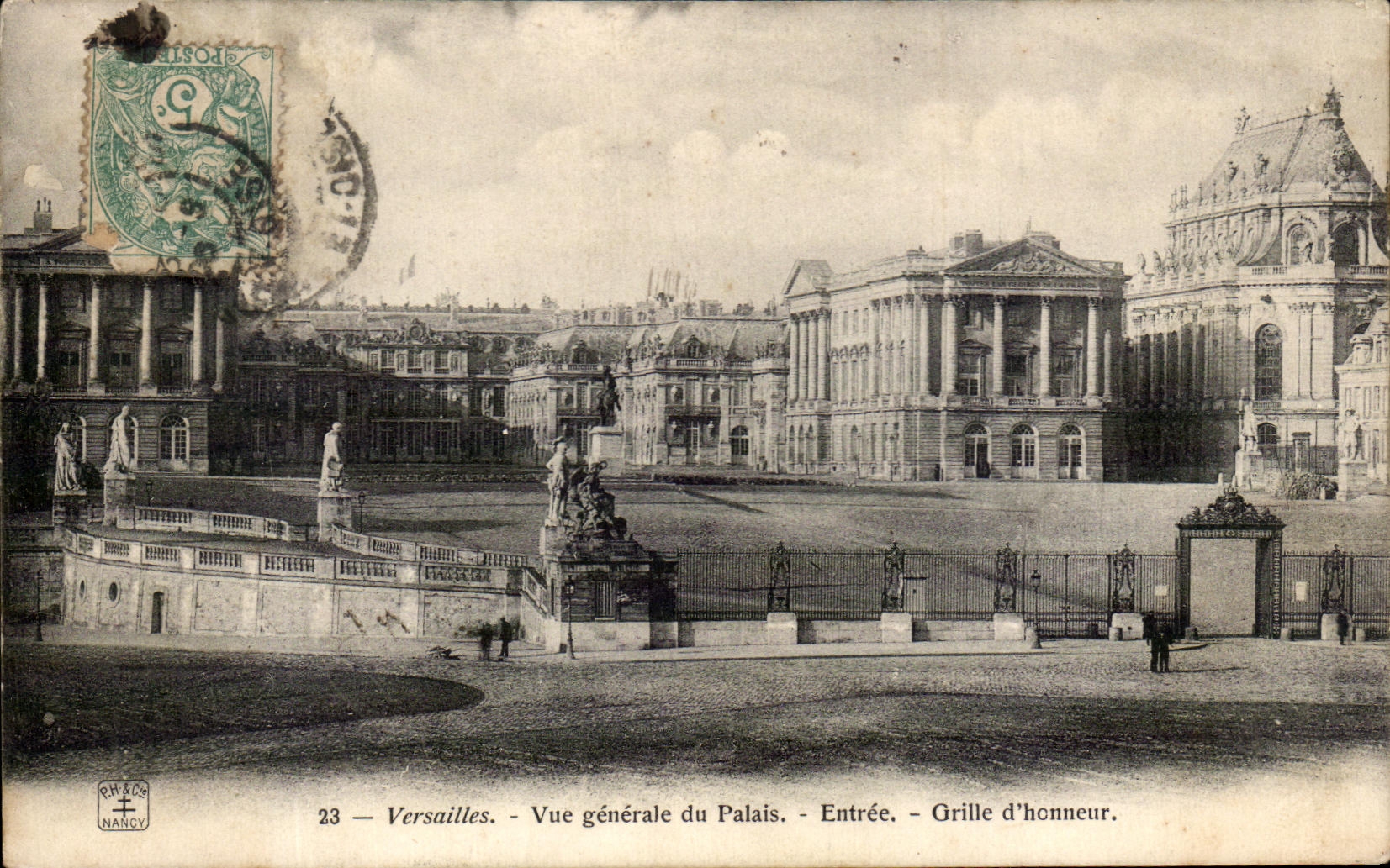 CPA Versailles Vue generale du Palais Entree Grille d'honneur