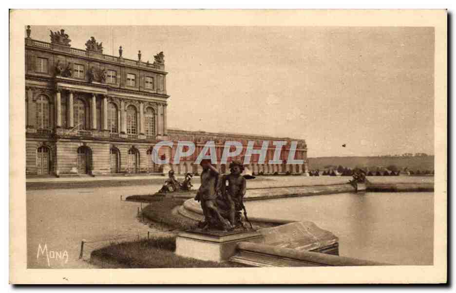 Château de Versailles — Le Château, corps central ; parterre d'eau — Mona