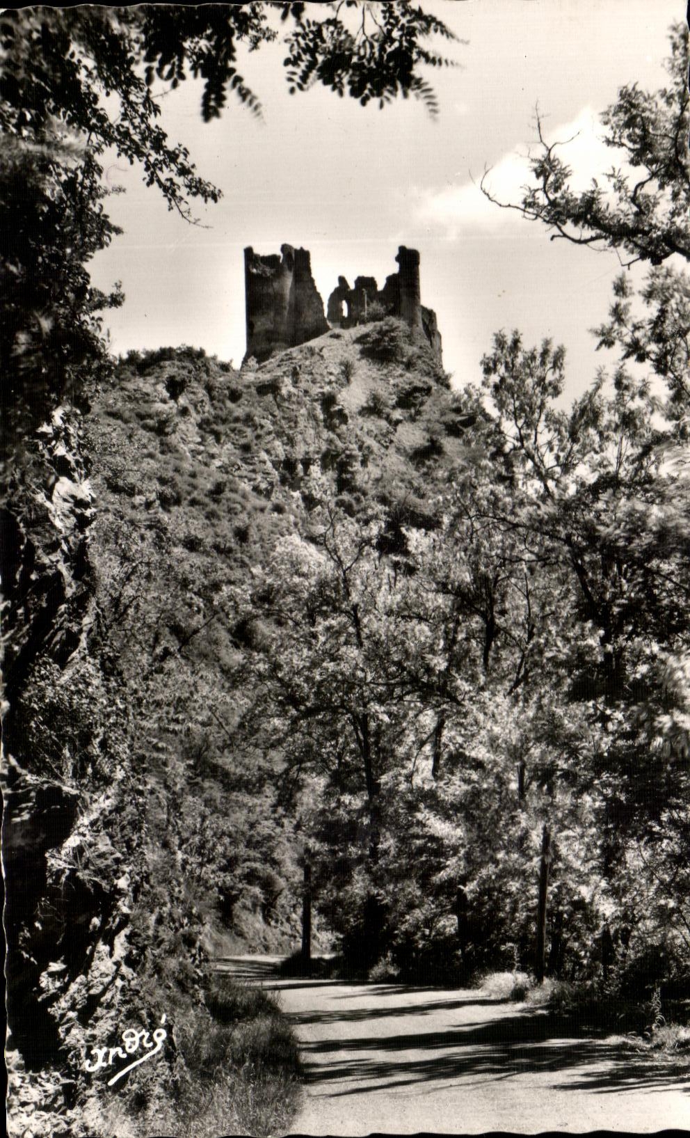 CPA Les Belles provinces Francaises L'Auvergne Gorges de Chouvigny Les ruines du Chateau Rocher 