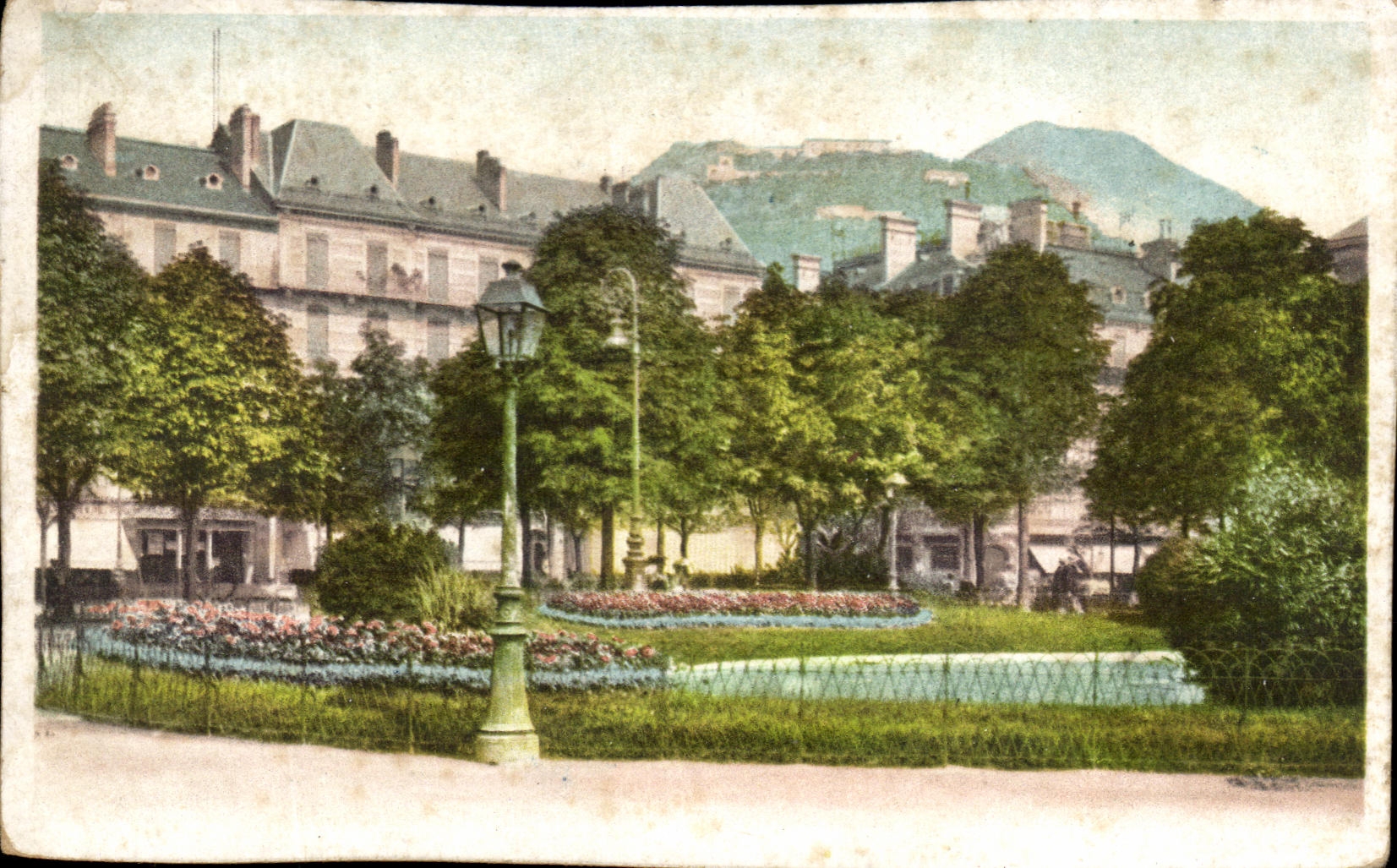 Place de la République — vue du parc avec montagne en arrière-plan — éditeur non identifiable