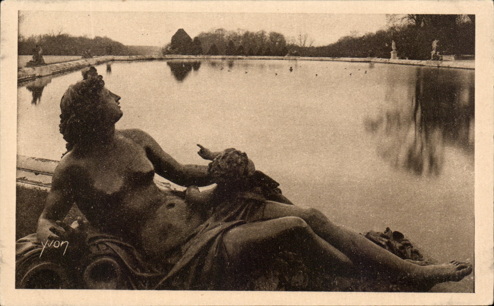 Statue de femme allongée — Bassin de Versailles — Édition d'Art YVON, n°89