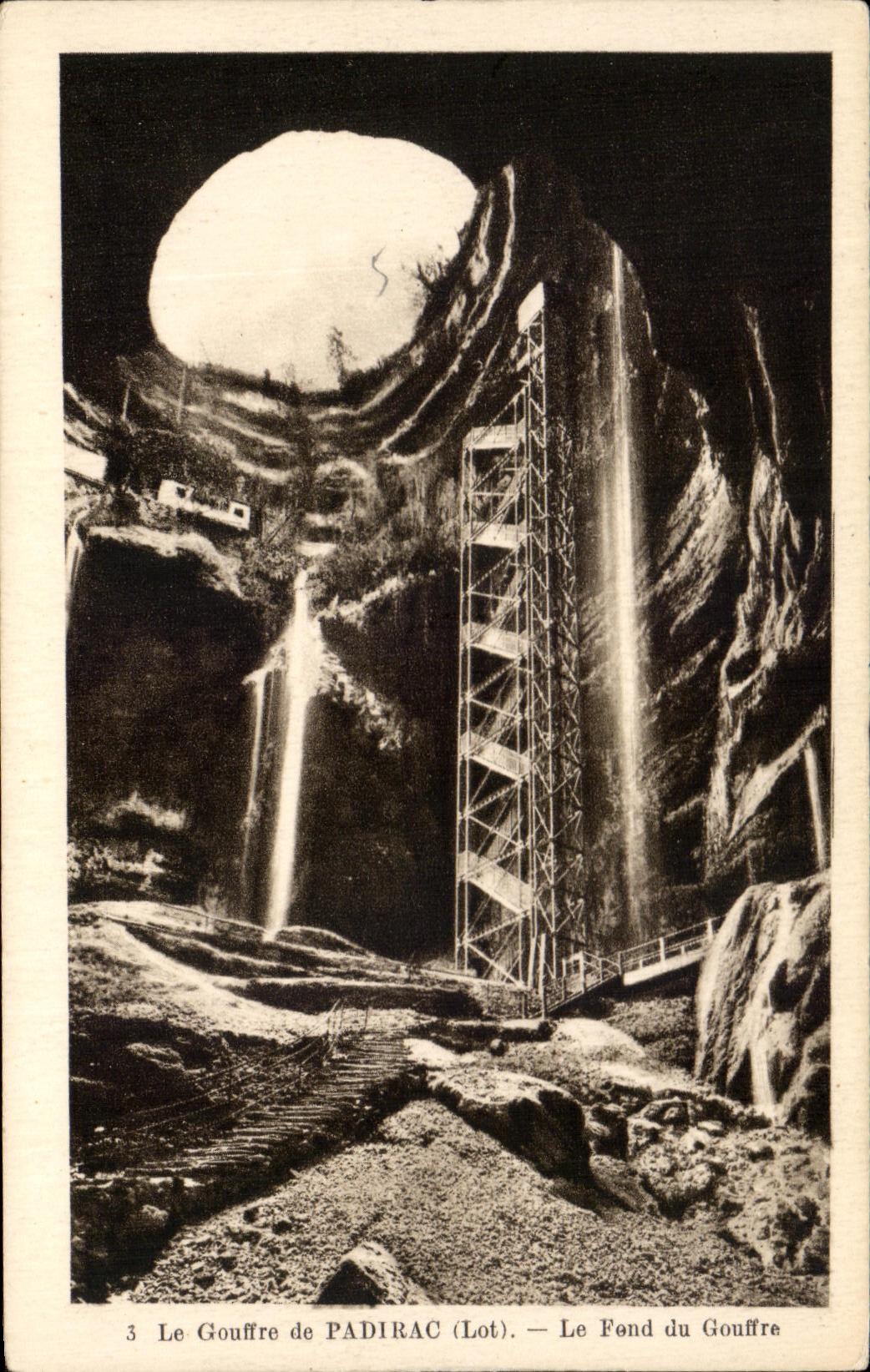 Le Gouffre de PADIRAC (Lot) — Le Fond du Gouffre — Photo Hélo (Limoges)