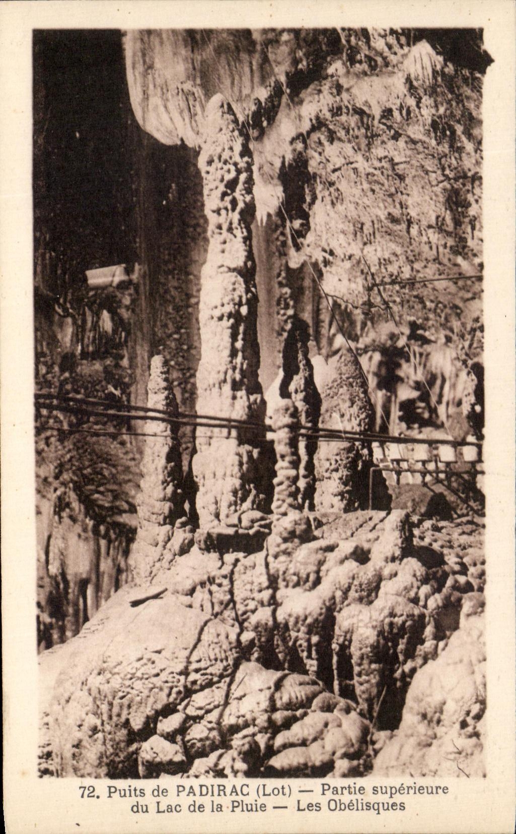 Puits de PADIRAC (Lot) — Partie supérieure du Lac de la Pluie — Les Obélisques — n°72