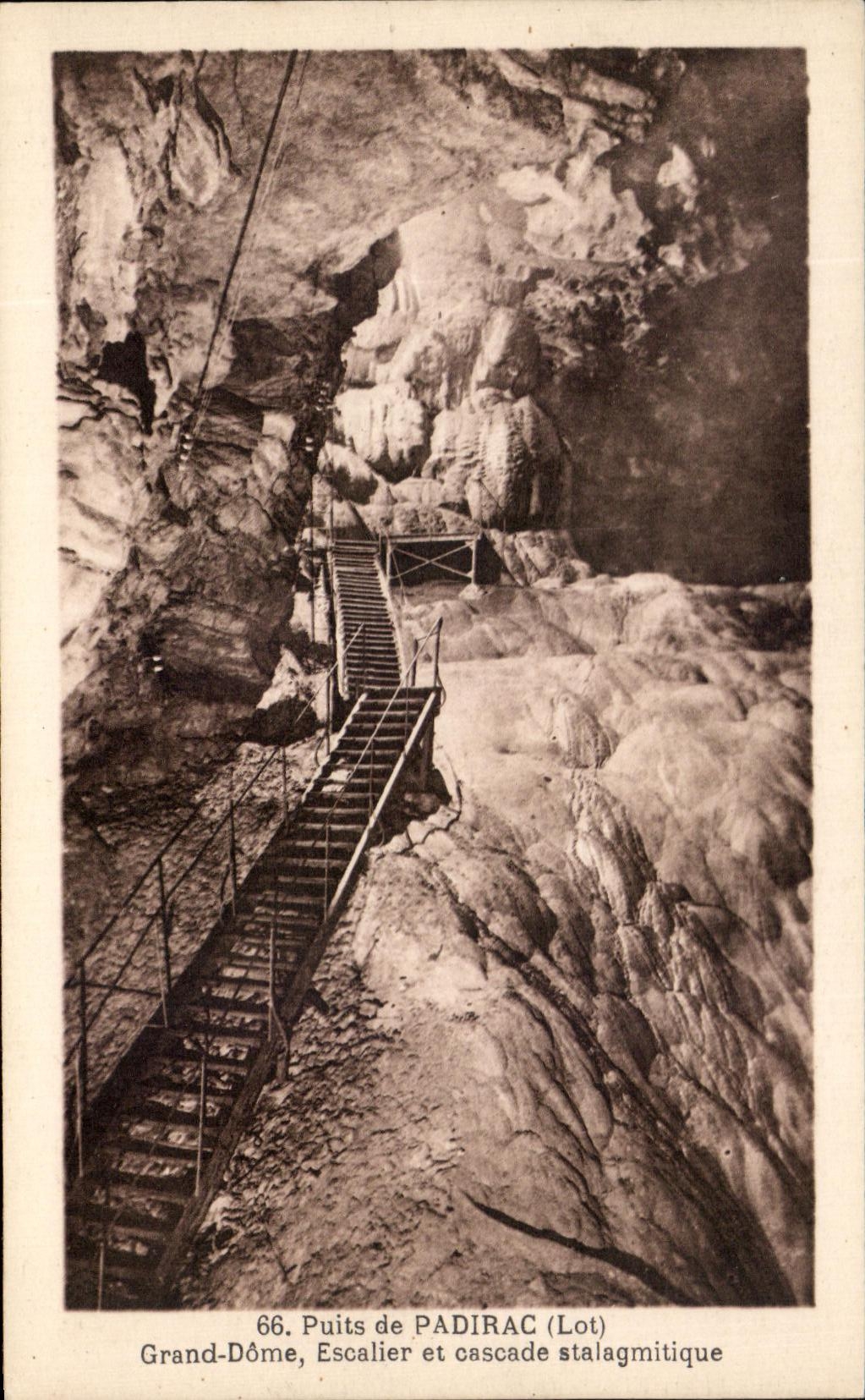 Puits de Padirac — Grand-Dôme, escalier et cascade stalagmitique — n°66