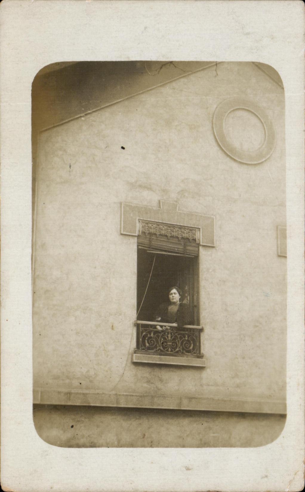 Femme au balcon — vue de Perpignan — éditeur inconnu, n° de série non visible