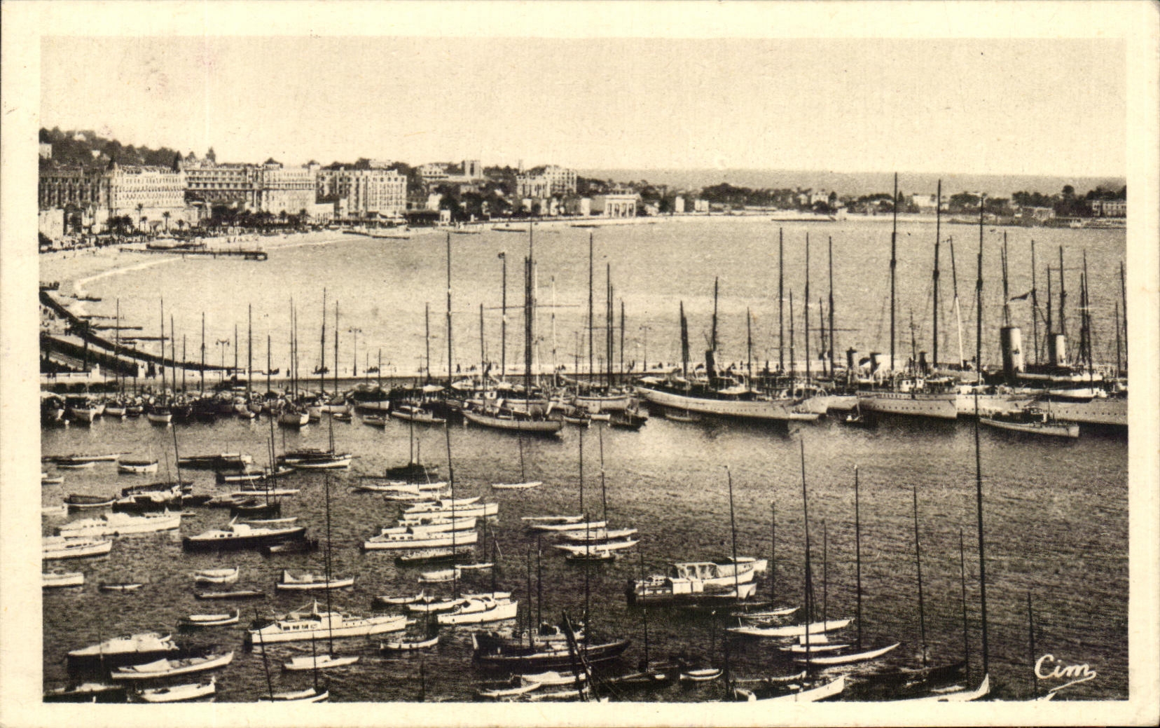 CPA Cannes le port La Croiserre et les Grands Hotels Bateaux