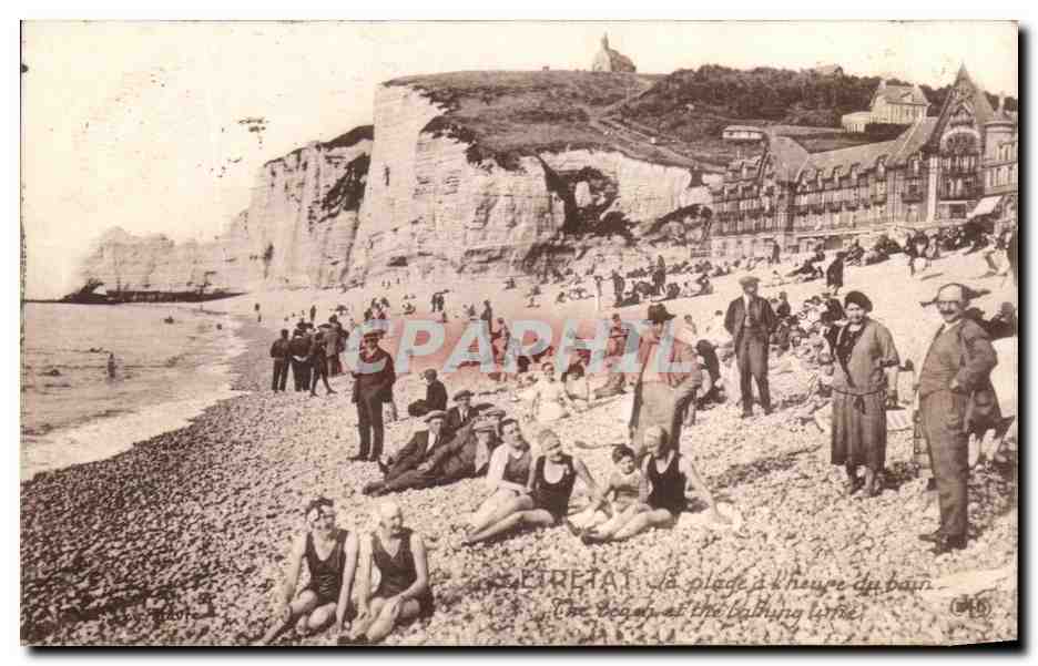 CPA Etretat La Plage a l'Heure du Bain 